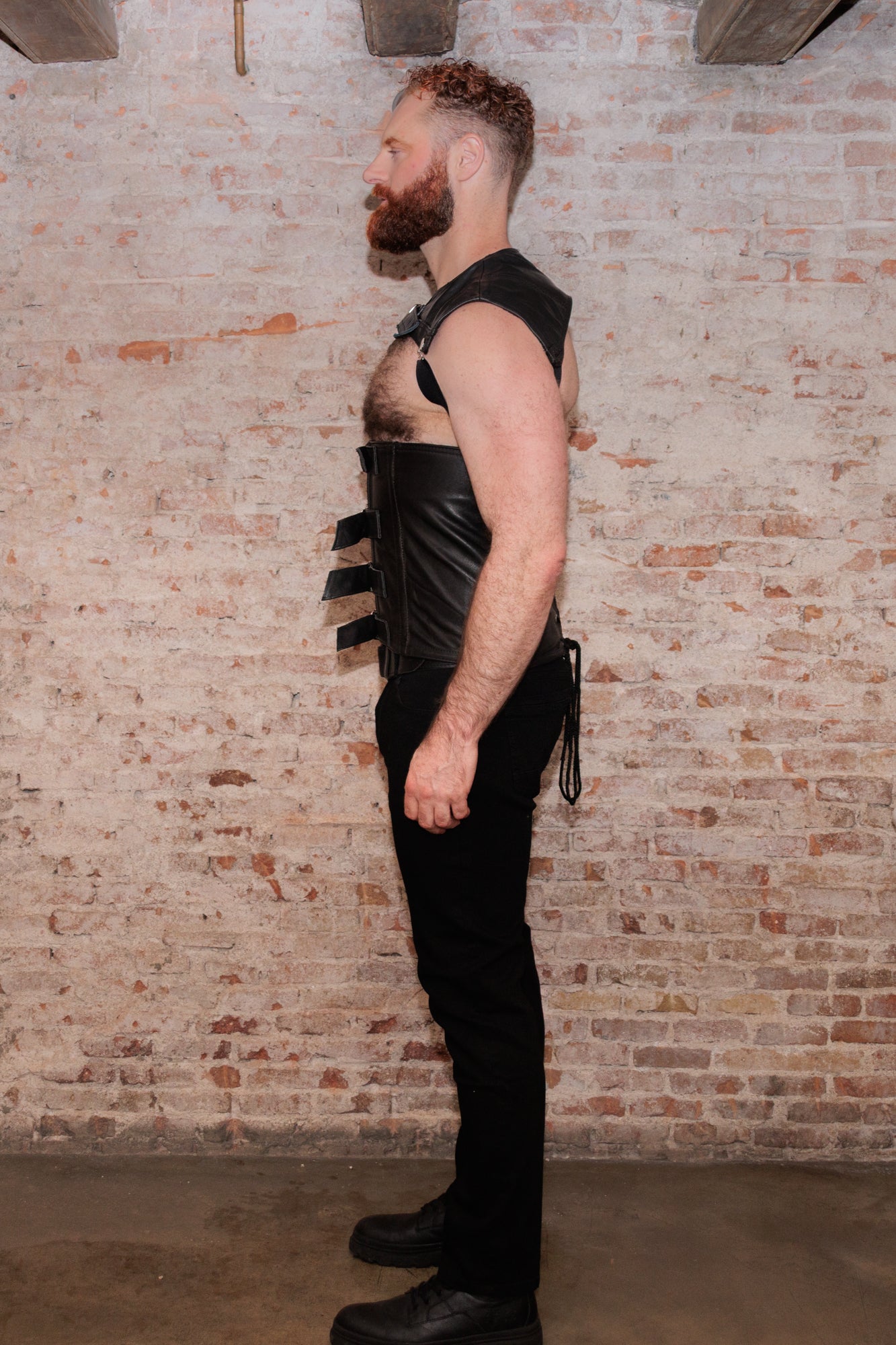 Hombreras y corsé de piel negra reciclada